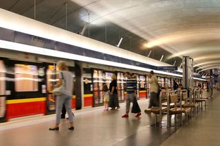 Utrudnienia w metrze w Warszawie. Kilka stacji wyłączonych z ruchu. Dlaczego metro nie jeździ? 