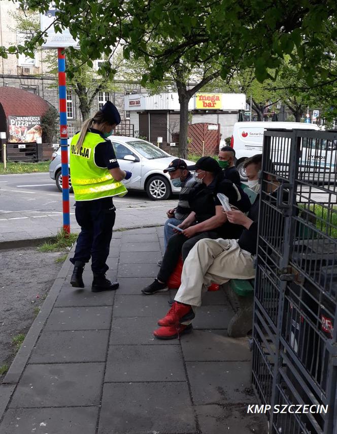 Policjanci rozdają maseczki bezdomnym