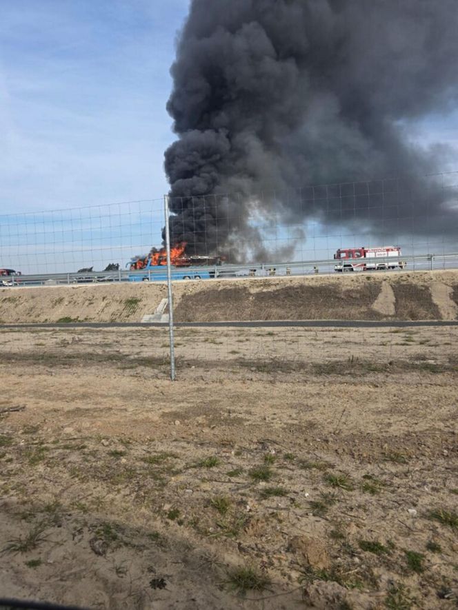 Pożar autokaru z dziećmi na A2
