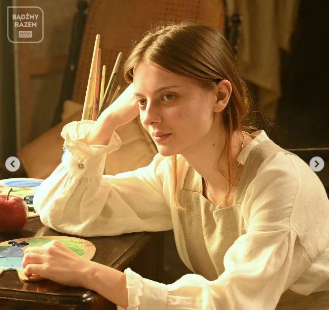 Weronika Humaj (Ania i Kasia w Stuleciu Winnych) w przedstawieniu TVP Kopciuszek