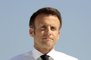 Emmanuel Macron chce TAK wygrać wybory? Kusi owłosioną klatą! Stylizacja na podstarzałego żigolaka