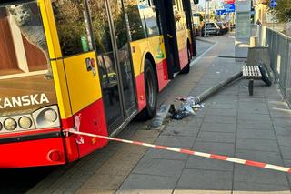 Kierowca autobusu miejskiego gruchnął w latarnię. Ta runęła na kobietę!