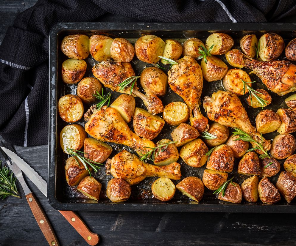 Pałki kurczaka i młode ziemniaki w piekarniku: łatwy przepis na letni obiad