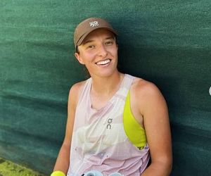 Iga Świątek przyłapana na lotnisku. Taki prezent wręczyli Polce. Uśmiech nie schodził z twarzy