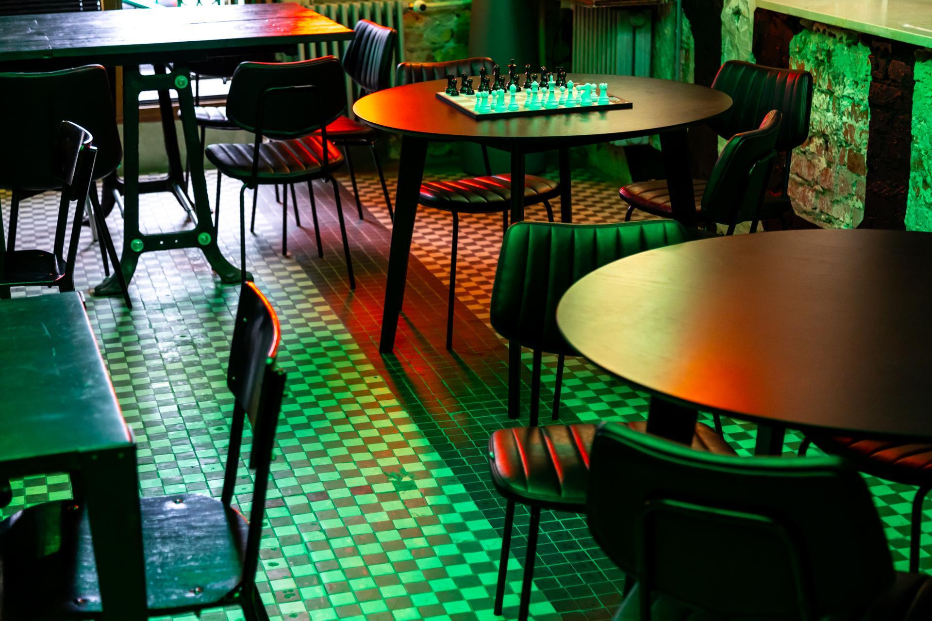 Pub H.4.0.S. Warszawa – podłoga