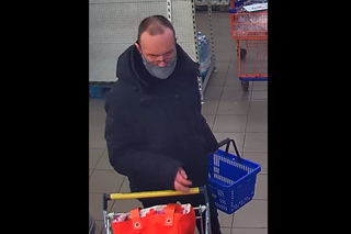 Kraków: ZŁODZIEJ poszukiwany przez policję! Rozpoznajesz go? Zobacz, jak ukradł torebkę 