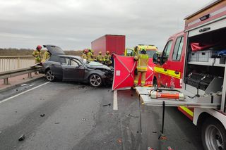 Wyszogród: Tragiczny wypadek na moście. Audi zmiażdżone przez Scanię. Kierowca nie miał szans