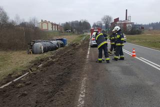 Cysterna z płynnym asfaltem wypadła z drogi
