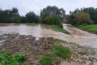 Woda w Morowie - mieszkańcy walczą z powodzią