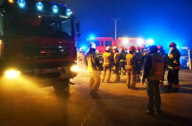 Kamieńsk: WYPADEK na "Gierkówce"! Bus UDERZYŁ w betonowe bariery, 5 osób RANNYCH! [FOTO]