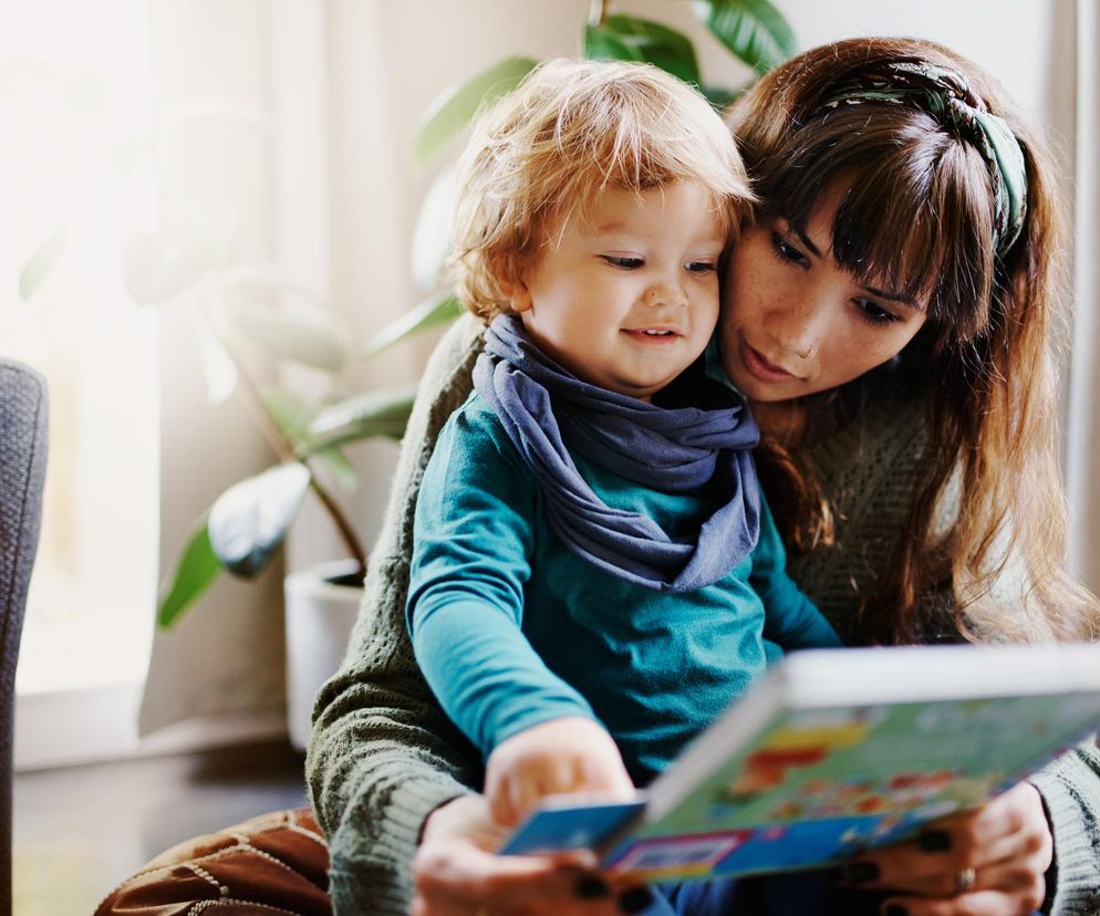Papierowa książka czy tablet dla dziecka? Eksperci wskazują, co lepiej wspiera rozwój mowy
