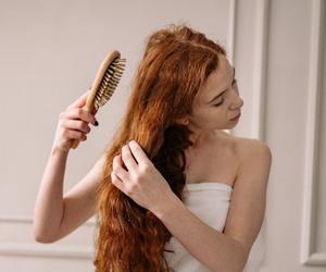Nadmierne wypadanie włosów. Jak zahamować ten proces? Jakich kosmetyków używać?
