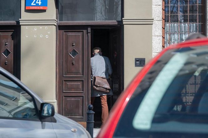 Arkadiusz Janiczek wychyla małpkę w samo południe