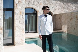 Ślubny dylemat pana młodego: gotowy garnitur czy szyty na miarę?