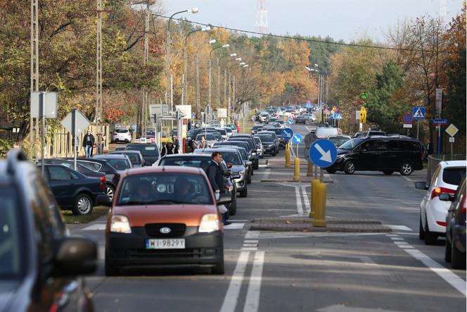 Tłumy korki na Cmentarzu Północnym