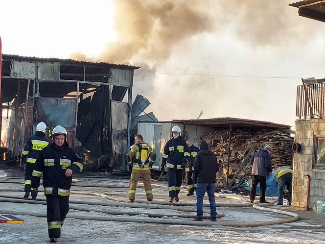 Pożar hali w Ambrożowie. Na miejscu strażacy z całego powiatu