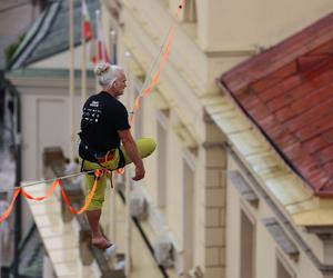   Urban Highline Festival 2023 w Lublinie. Slacklinerzy robią cuda na linach!