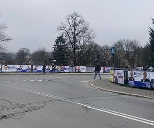 Banery wyborcze zasypały Nowy Sącz. Czy można je wieszać wszędzie? 