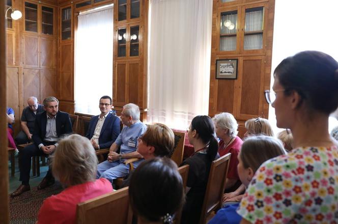 Premier Morawiecki u sześcioraczków z Krakowa
