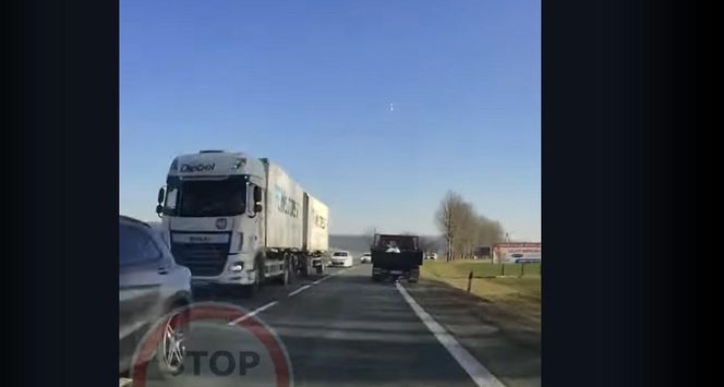 Przerażające nagranie z Kłodzka. Jechał wprost na czołówkę,  "Jaki wariat!"