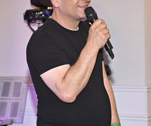 Grzegorz Halama nagle zniknął z show-biznesu. Nie do wiary, jak dziś wygląda znany kabareciarz