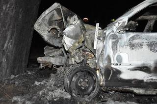 Piotrawin: Auto stanęło w płomieniach po wypadku! Strażacy znaleźli ZWĘGLONE ZWŁOKI