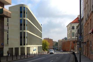 Motel One w Warszawie stanie naprzeciwko Muzeum Chopina. Obecnie znajduje się tu pawilon z czasów PRL-u. Inwestorem jest firma Tamex Inwestycje