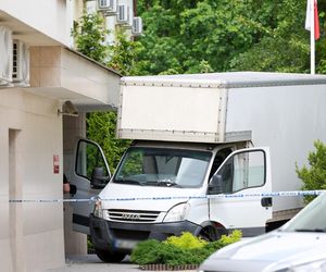 Dostawczy pojazd wbił się w budynek warszawskiego sądu 28.05.2025
