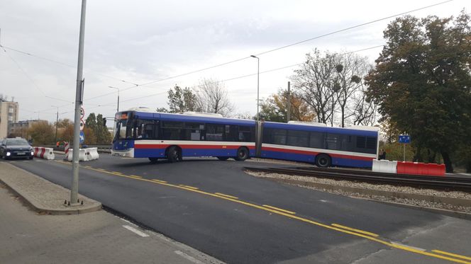 Autobusy (ledwo) przeciskają się przez torowisko przed mostem Bernardyńskim. Czy nie mogłyby zawracać na rondzie? 