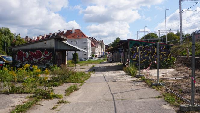 Zdemolowane rudery niemal w centrum Olsztyna. „Smród bywa podobno nie do zniesienia” [ZDJĘCIA]