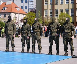 Ponad stu żołnierzy na Placu Solidarności w Olsztynie. Złożyli uroczystą przysięgę [ZDJĘCIA]