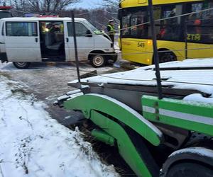 9 osób rannych po zderzeniu czołowym autobusu miejskiego z busem 