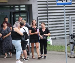 Zamykają fabrykę Beko w Łodzi. Pracownicy rozpoczęli żałobny protest