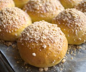 Bułeczki drożdżowe z kruszonką. Słodki przepis na śniadanie, kolację lub przekąskę