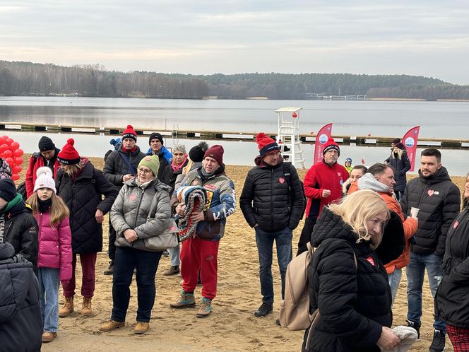 WOŚP 2025 w Olsztynie. Morsy w szczytnym celu wykąpali się w lodowatym jeziorze Ukiel [ZDJĘCIA]