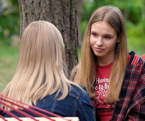 M jak miłość, odcinek 1888. Sara (Nadia Smyczek), Lenka (Olga Cybińska)