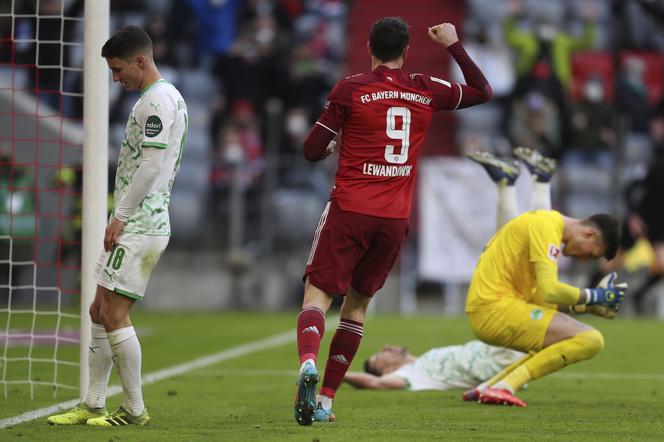 Lewandowski upolował dwa gole, rywale polowali na jego nogi. Bayern wygrywa nie bez problemów