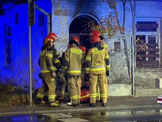 Niebezpieczny pożar w Warszawie. Trzy osoby zatrute dymem, jedna reanimowana