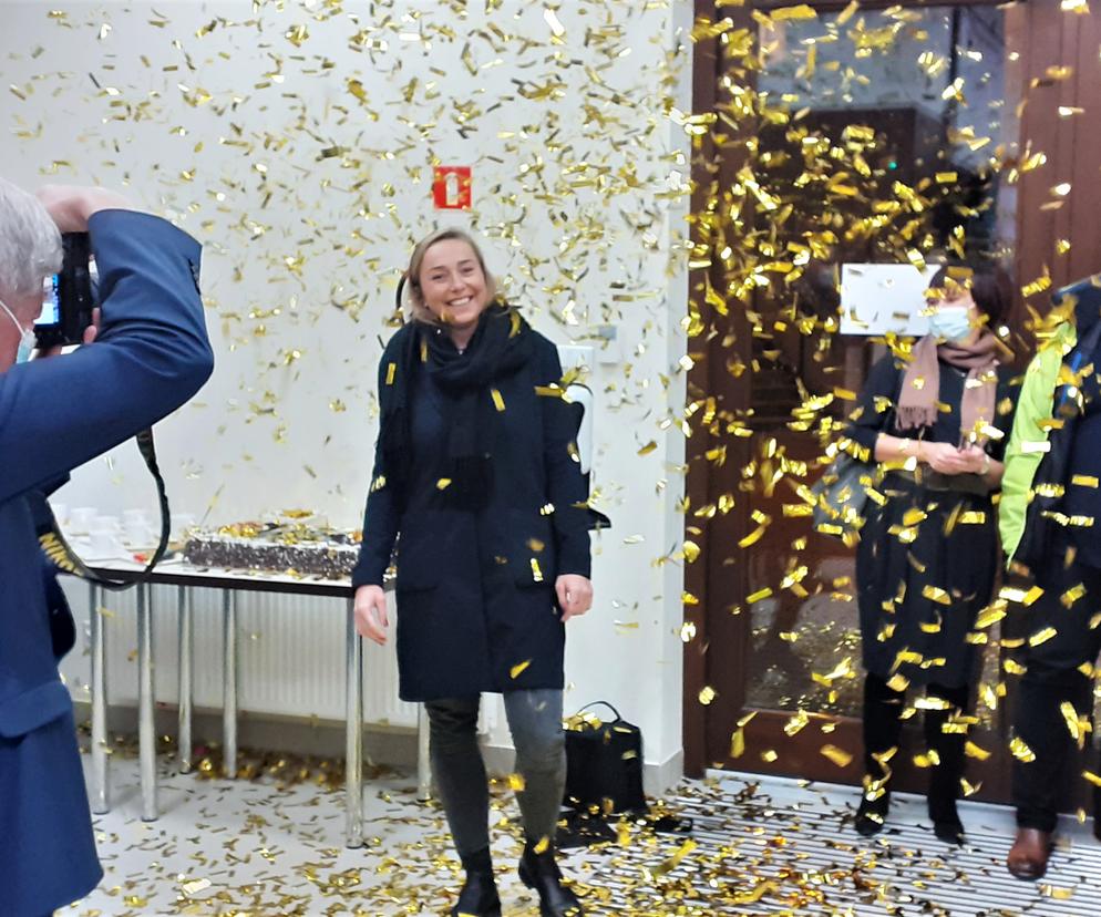 Agata Barwińska obsypana złotym konfetti