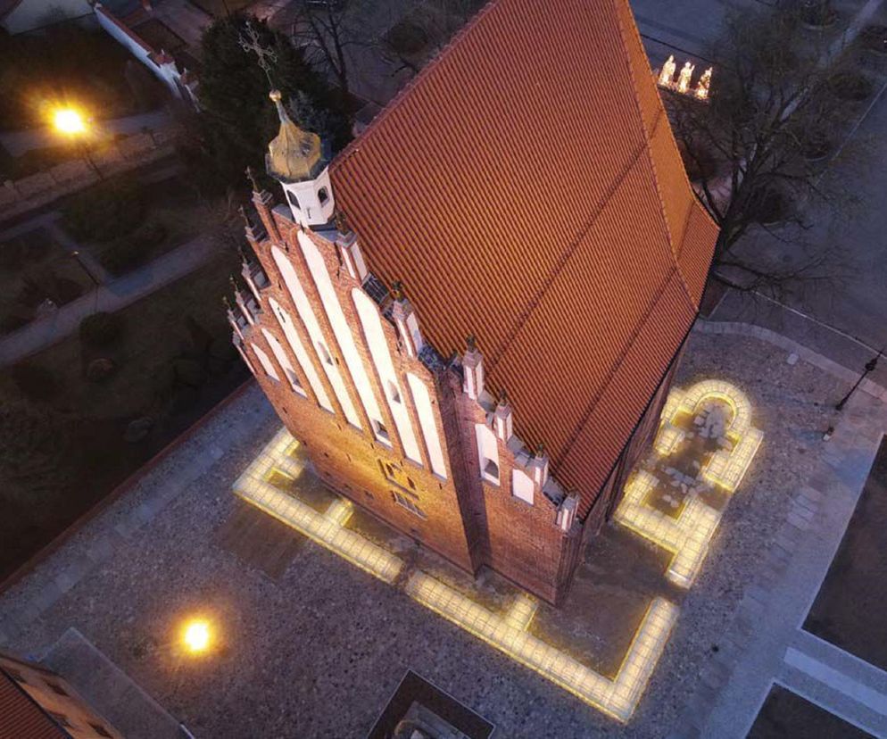 Widok z lotu ptaka na kościół Najświętszej Maryi Panny in Summo oraz podświetloną szklaną instalację reliktów palatium Mieszka I i kaplicy na Ostrowie Tumskim w Poznaniu, zrealizowaną przez Pracownię Projektową J. P. Woźny. Więcej o architekturze tego miejsca na portalu Architektura Murator Plus.