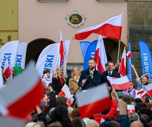 Zorro skradł show Trzaskowskiemu podczas wiecu w Tarnowie. Walczył szpadą i transparentem