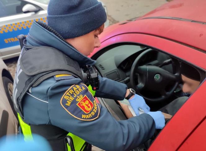 Strażnicy pomogli rannemu mężczyźnie mieszkającemu we wraku samochodu