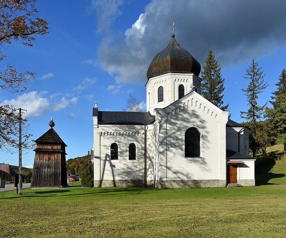 To dawna wieś królewska w Małopolsce. W pobliżu cerkwi wydobywano ropę naftową