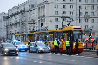 Tramwaj potrącił pieszego w samym centrum Warszawy. Występowały duże utrudnienia