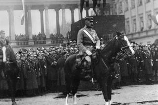 Józef Piłsudski przed pomnikiem księcia Józefa Poniatowskiego, 11.11.1926 r.