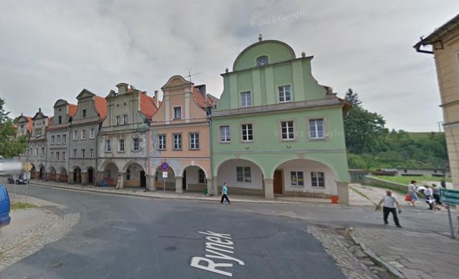 Ta wieś jest ozdobą Dolnego Śląska. Są tu słynne drewniane domy tkaczy 