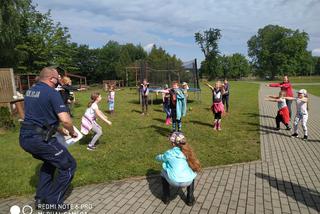 Policjanci z Elbląga razem z dziećmi na półkoloniach! Czego nauczali podopiecznych?