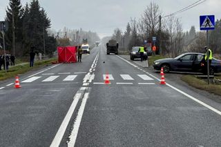 Kierowca tira staranował 14-latkę na przejściu! Śmiertelny wypadek na DK42 w Parszowie [ZDJĘCIA]