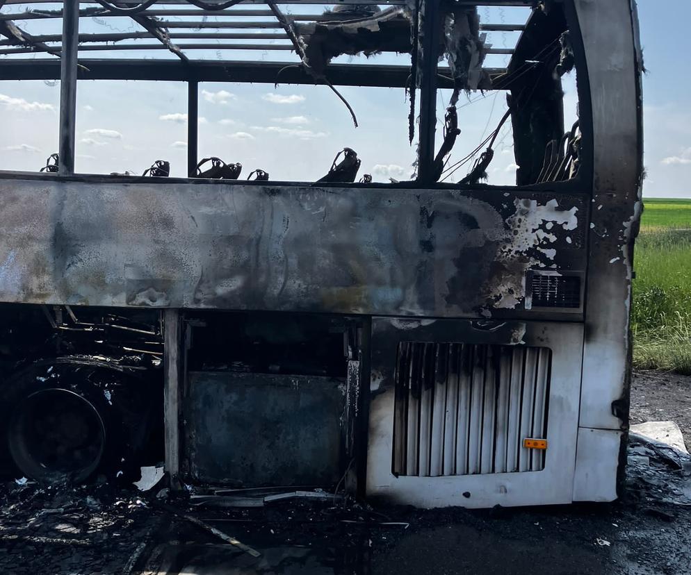 Pożar autokaru z wycieczką szkolną na A4. Cztery osoby trafiły do szpitala 