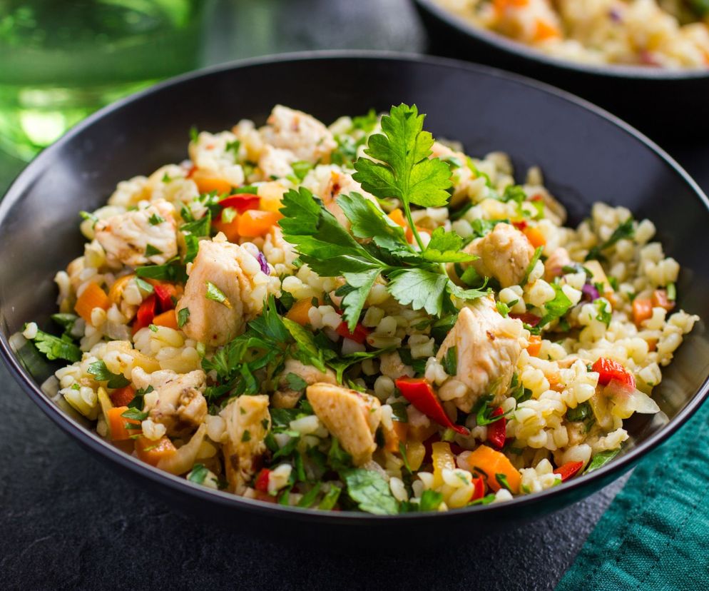 Sałatka z kaszą pęczak. Zdrowe danie do zjedzenia w domu, jak i do pracy